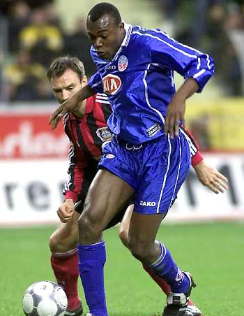 以中场为核心构建球队战术体系探讨与实践分析